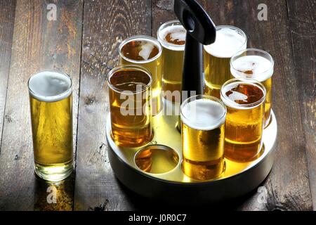 Koelsch - birra speciale da Colonia in un tipico vassoio su sfondo di legno Foto Stock