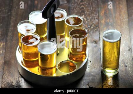 Koelsch - birra speciale da Colonia in un tipico vassoio su sfondo di legno Foto Stock