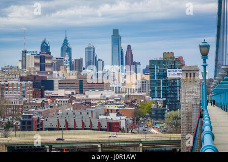 Vista della skyline di Philadelphia da Benjamin Franklin ponte pedonale a Philadelphia, Pennsylvania. Foto Stock