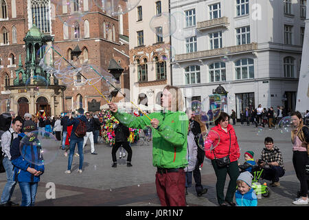 Animatore di strada a soffiare bolle per bambini Foto Stock