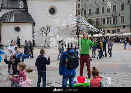 Animatore di strada a soffiare bolle per bambini Foto Stock