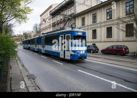 Tipico tram operanti in Cracovia Polonia Foto Stock