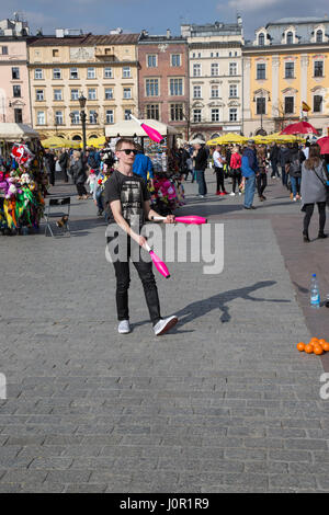 Giocoliere in Cracovia piazza principale del mercato Foto Stock