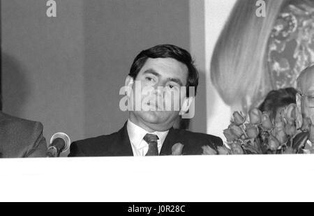 Gordon Brown, Shadow il Segretario di Stato per il commercio e l industria e il partito laburista membro del Parlamento per Dunfermiline Oriente assiste una politica di lancio della conferenza stampa a Londra in Inghilterra il 24 maggio 1990. Foto Stock