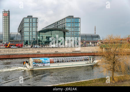 Barca turistica sul fiume Sprea di fronte al nuovo centro di Berlino Foto Stock