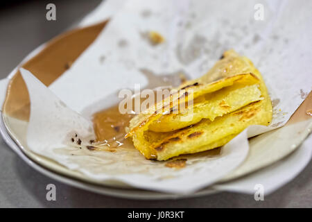 Arabo Msemen. Square flatbread con miele sulla piastra, Cafe, Marrakech, Marocco Foto Stock