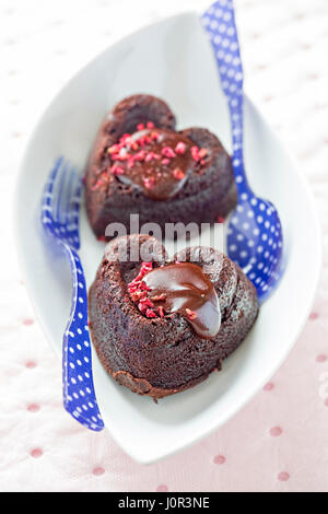 A forma di cuore ad brownies con fragole essiccate Foto Stock