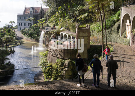 I turisti camminano verso il lago 'swan Lake' nel Giardino tropicale di Monte Palace, Funchal, Madeira Foto Stock