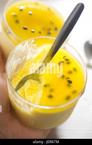 Mousse di mango con granadiglie jelly dessert Foto Stock