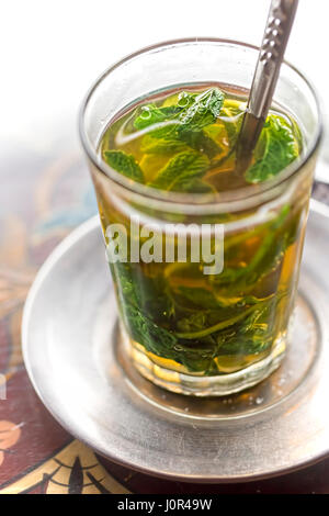 Marocchino tradizionale tè alla menta servito nel ristorante di Marrakech Foto Stock