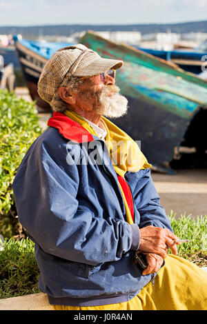 Il vecchio uomo di mare a prendere il sole nel villaggio di essaouira marocco porto Foto Stock