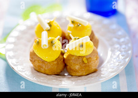 Frutti della passione profiterole Foto Stock