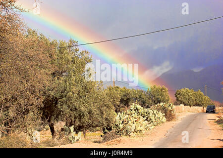 Rainbow in Marocco, Atlante oltre la strada, Gennaio 2017 Foto Stock