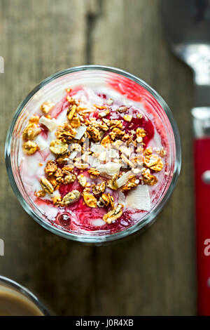 Yogurt alla fragola con granola Foto Stock