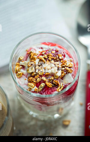 Yogurt alla fragola con granola Foto Stock