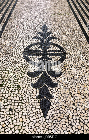 Un calçada (Portoghese) stile marciapiede dopo le piogge di Funchal, Madeira Foto Stock