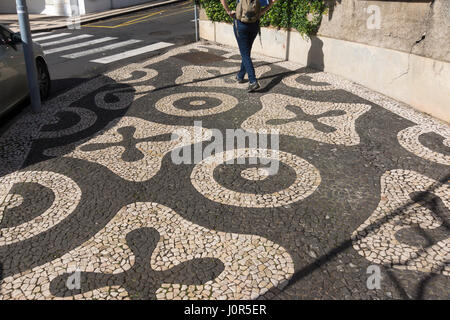 Un calçada (Portoghese) stile marciapiede in Funchal, Madeira Foto Stock