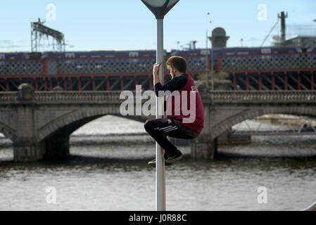 All'aperto parkour arrampicata giovani stile libero Foto Stock