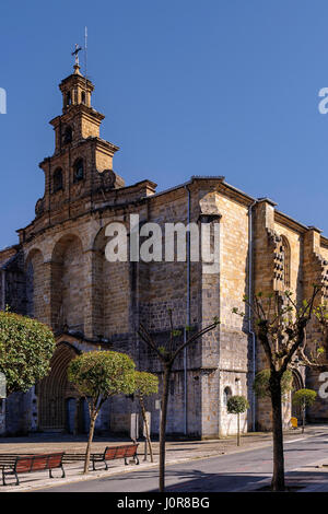 Chiesa di Santa Maria in città di Guernica, del XV secolo in stile gotico, con un campanile barocco. Golfo di Guascogna, Paesi Baschi Foto Stock