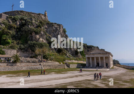 Corfù, Grecia - 15 aprile 2017: persone facendo una passeggiata al di fuori della chiesa di San Giorgio all'interno della fortezza vecchia di Corfù. Foto Stock