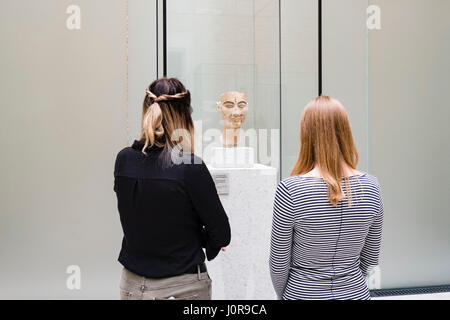 Interno del Neues Museum con il busto di Nefertiti sull isola dei musei , Isola dei Musei di Berlino, Germania Foto Stock