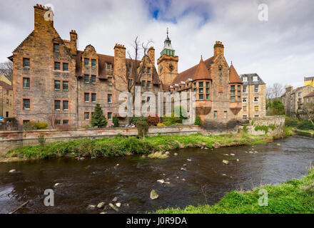 Vista di acqua del fiume di Leith a Dean Village a Edimburgo in Scozia, Regno Unito Foto Stock