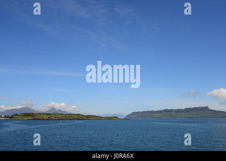 Avvicinando la isola di pasticciare con l'isola di rum in background e l'isola di Eigg a metà distanza, (R) Foto Stock