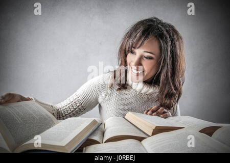 Nero donna felicemente a studiare da libri Foto Stock