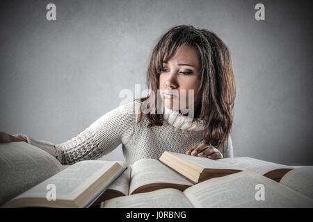 Nero donna studiare da libri Foto Stock