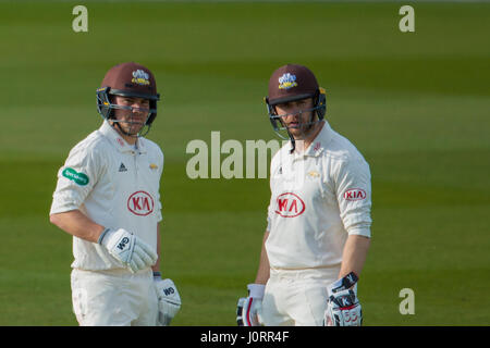 Londra, Regno Unito. Il 15 aprile, 2017. Rory Burns e Mark Stoneman, alla battuta per Surrey contro Lancashire il giorno due di Specsavers County partita di campionato al ovale. David Rowe/Alamy Live News Foto Stock