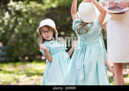 Charleston, Carolina del Sud, Stati Uniti d'America. Xv Apr, 2017. Le giovani ragazze vestite di Pasqua raffinatezze durante l annuale Hat onorevoli Pasqua passeggiata per il quartiere storico di Aprile 15, 2017 in Charleston, Sc. Il gruppo rispetta la tradizione di indossare cappelli e passeggiate attraverso il quartiere storico di contrassegnare le vacanze di Pasqua. Credito: Planetpix/Alamy Live News Foto Stock