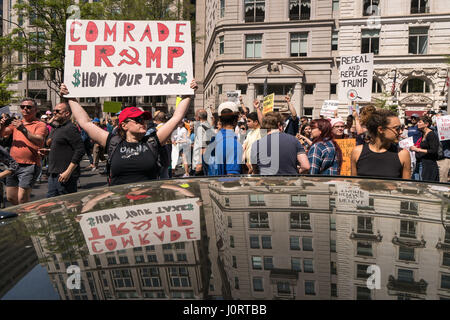 Washington, Distretto di Columbia, Stati Uniti d'America. Xv Apr, 2017. Migliaia marzo giù in Pennsylvania Ave passano Trump Tower a unirsi con gli altri a protestare in tutto il paese per la domanda di trasparenza e di equità dal nostro comandante in capo, U.S. Presidente Donald Trump in Washington, DC Credito: Ken Cedeño/ZUMA filo/Alamy Live News Foto Stock