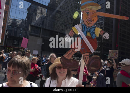 Chicago, Illinois, Stati Uniti d'America. Xv Apr, 2017. Chicagoans raccogliere a Daley Plaza in downtowon Chicago alla domanda Presidente Trump rilasciare la sua dichiarazione fiscale. Anche per protestare contro i suoi recenti azioni militari in Siria e in Afghanistan. Credito: Rick Majewski/ZUMA filo/Alamy Live News Foto Stock