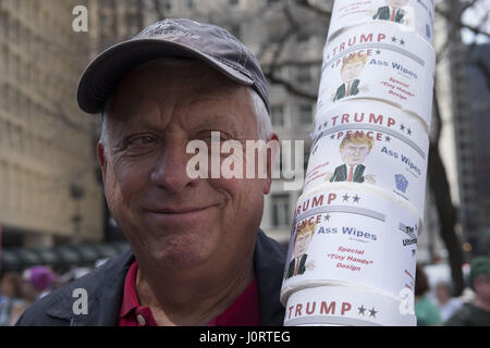 Chicago, Illinois, Stati Uniti d'America. Xv Apr, 2017. Chicagoans raccogliere a Daley Plaza in downtowon Chicago alla domanda Presidente Trump rilasciare la sua dichiarazione fiscale. Anche per protestare contro i suoi recenti azioni militari in Siria e in Afghanistan. Credito: Rick Majewski/ZUMA filo/Alamy Live News Foto Stock