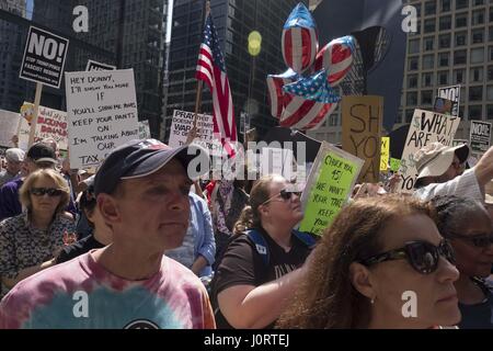 Chicago, Illinois, Stati Uniti d'America. Xv Apr, 2017. Chicagoans raccogliere a Daley Plaza in downtowon Chicago alla domanda Presidente Trump rilasciare la sua dichiarazione fiscale. Anche per protestare contro i suoi recenti azioni militari in Siria e in Afghanistan. Credito: Rick Majewski/ZUMA filo/Alamy Live News Foto Stock