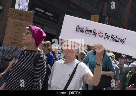 Chicago, Illinois, Stati Uniti d'America. Xv Apr, 2017. Chicagoans raccogliere a Daley Plaza in downtowon Chicago alla domanda Presidente Trump rilasciare la sua dichiarazione fiscale. Anche per protestare contro i suoi recenti azioni militari in Siria e in Afghanistan. Credito: Rick Majewski/ZUMA filo/Alamy Live News Foto Stock