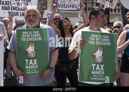 Chicago, Illinois, Stati Uniti d'America. Xv Apr, 2017. Chicagoans raccogliere a Daley Plaza in downtowon Chicago alla domanda Presidente Trump rilasciare la sua dichiarazione fiscale. Anche per protestare contro i suoi recenti azioni militari in Siria e in Afghanistan. Credito: Rick Majewski/ZUMA filo/Alamy Live News Foto Stock