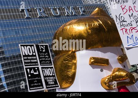 Chicago, Illinois, Stati Uniti d'America. Xv Apr, 2017. Chicagoans raccogliere a Daley Plaza in downtowon Chicago alla domanda Presidente Trump rilasciare la sua dichiarazione fiscale. Anche per protestare contro i suoi recenti azioni militari in Siria e in Afghanistan. Credito: Rick Majewski/ZUMA filo/Alamy Live News Foto Stock