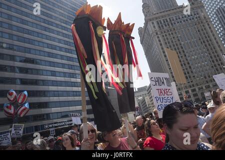 Chicago, Illinois, Stati Uniti d'America. Xv Apr, 2017. Chicagoans raccogliere a Daley Plaza in downtowon Chicago alla domanda Presidente Trump rilasciare la sua dichiarazione fiscale. Anche per protestare contro i suoi recenti azioni militari in Siria e in Afghanistan. Credito: Rick Majewski/ZUMA filo/Alamy Live News Foto Stock