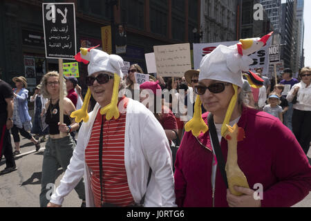 Chicago, Illinois, Stati Uniti d'America. Xv Apr, 2017. Chicagoans raccogliere a Daley Plaza in downtowon Chicago alla domanda Presidente Trump rilasciare la sua dichiarazione fiscale. Anche per protestare contro i suoi recenti azioni militari in Siria e in Afghanistan. Credito: Rick Majewski/ZUMA filo/Alamy Live News Foto Stock