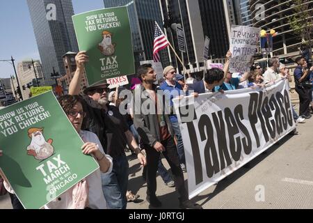 Chicago, Illinois, Stati Uniti d'America. Xv Apr, 2017. Chicagoans raccogliere a Daley Plaza in downtowon Chicago alla domanda Presidente Trump rilasciare la sua dichiarazione fiscale. Anche per protestare contro i suoi recenti azioni militari in Siria e in Afghanistan. Credito: Rick Majewski/ZUMA filo/Alamy Live News Foto Stock