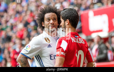 Gijon, Spagna. Il 15 aprile, 2017. Marcelo Vieira (difensore,Real Madrid) e Nacho casi (Mildfierder, Sporting Gijón) durante la partita di calcio della Stagione 2016/2017 del campionato spagnolo "La Liga " tra Real Sporting de Gijón e Real Madrid a Molinón stadio su Aprile 15, 2016 in Gijon, Spagna. ©David Gato/Alamy Live News Foto Stock