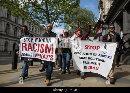 Londra, Regno Unito. Il 15 aprile, 2017. Ahwazi ATTIVISTI ARABI protestare in Whitehall contro gli abusi dei diritti umani commessi contro il Ahwazi comunità araba in Iran. Credito: Mark Kerrison/Alamy Live News Foto Stock