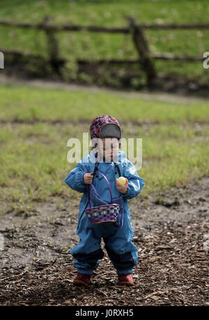 Vancouver, Canada. Xv Apr, 2017. Un ragazzo cerca uova durante l annuale Easter egg hunt evento presso Van Dusen Giardino Botanico in Vancouver, Canada, 15 aprile 2017. I residenti e i bambini hanno seguito la tradizione qui il sabato partecipando al 9 uovo annuale hunt evento tenutosi in Van Dusen Giardino Botanico per celebrare la Pasqua. Credito: Liang Sen/Xinhua/Alamy Live News Foto Stock