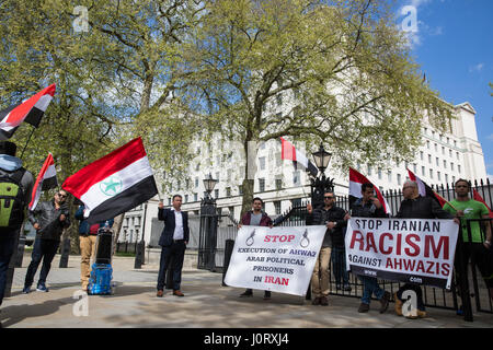 Londra, Regno Unito. Il 15 aprile, 2017. Ahwazi ATTIVISTI ARABI protestare in Whitehall contro gli abusi dei diritti umani commessi contro il Ahwazi comunità araba in Iran. Credito: Mark Kerrison/Alamy Live News Foto Stock