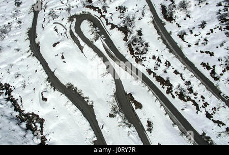 Pechino, Cina. 31 ott 2013. Foto scattata il 30 marzo 2017 mostra la vista aerea di Medog autostrada nel sud-ovest della Cina di regione autonoma del Tibet. L'autostrada che collega Medog, l'ultimo avventurano county in Cina, con la sua vicina contea di Bome in Tibet è stato ufficialmente aperto al traffico il 31 ott. 2013, terminando la contea di isolamento dal mondo esterno. Credito: Purbu Zhaxi/Xinhua/Alamy Live News Foto Stock