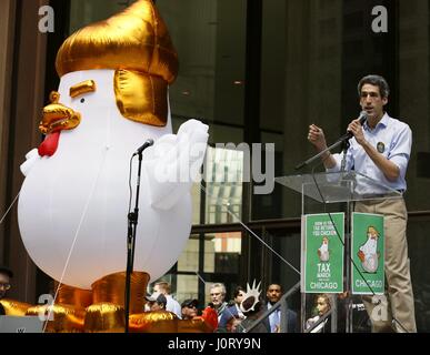 Chicago, Stati Uniti d'America. Xv Apr, 2017. Uno degli organizzatori di protesta agli indirizzi della folla a chiamare il presidente Donald Trump per rilasciare la sua dichiarazione fiscale nel centro di Chicago, Stati Uniti, 15 aprile 2017. Migliaia di manifestanti sono scesi in strada attraverso gli Stati Uniti sabato a esigere che il presidente Donald Trump rilasciare la sua dichiarazione fiscale. Credito: Wang Ping/Xinhua/Alamy Live News Foto Stock