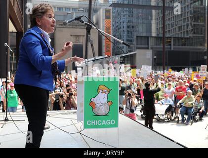 Chicago, Stati Uniti d'America. Xv Apr, 2017. Uno degli organizzatori di protesta agli indirizzi della folla a chiamare il presidente Donald Trump per rilasciare la sua dichiarazione fiscale nel centro di Chicago, Stati Uniti, 15 aprile 2017. Migliaia di manifestanti sono scesi in strada attraverso gli Stati Uniti sabato a esigere che il presidente Donald Trump rilasciare la sua dichiarazione fiscale. Credito: Wang Ping/Xinhua/Alamy Live News Foto Stock