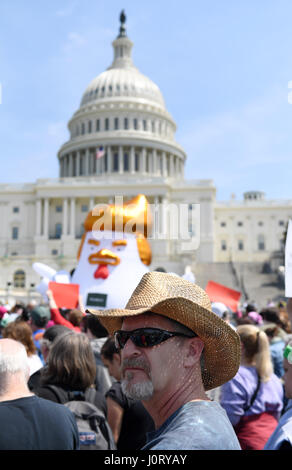 Washington, Stati Uniti d'America. Xv Apr, 2017. I manifestanti prendere parte alla "tassa marzo " per chiamare negli Stati Uniti. Presidente Donald Trump per rilasciare la sua dichiarazione fiscale sul Campidoglio in Washington, DC, Stati Uniti, il 15 aprile 2017. Migliaia di manifestanti sono scesi in strada attraverso gli Stati Uniti sabato a esigere che il presidente Donald Trump rilasciare la sua dichiarazione fiscale. Credito: Yin Bogu/Xinhua/Alamy Live News Foto Stock