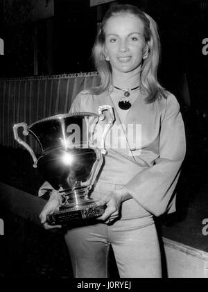 Dic. 14, 1971 - Parigi, Francia - Francese Champion Race Driver auto MARIE CLAUDE BEAUMONT mentre tiene il suo trofeo vincente. (Credito Immagine: © Keystone Press Agency/Keystone USA via ZUMAPRESS.com) Foto Stock